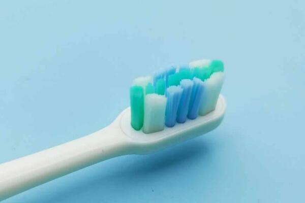 調整刷毛軟度 使用電動牙刷的方法