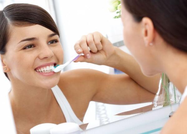 普通牙刷刷牙和電動(dòng)牙刷刷牙的區(qū)別01